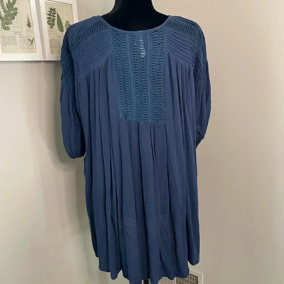 Mono‎ Reno Blue Button Down Tunic Top with Crochet Details - Picture 7 of 9